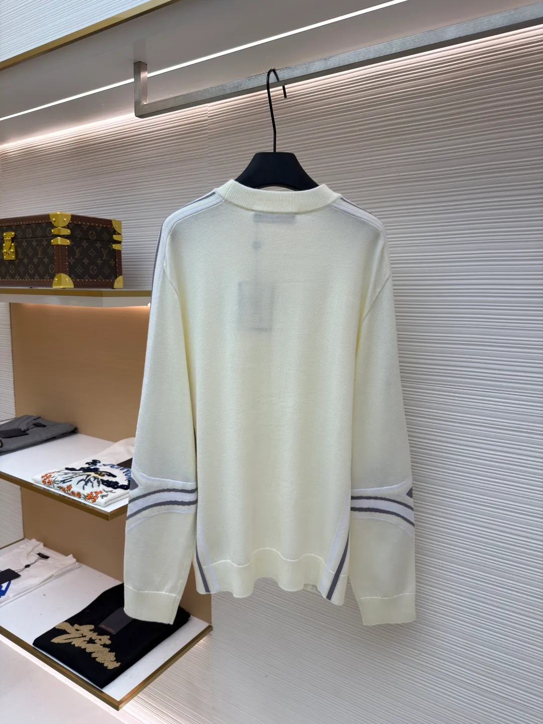 LOUIS VUITTON SKI ski series letter arm floral sweater ●Original version: purchased and developed by 14372 ●Item number: 1681678-A95 ●Fabric: wool blended fabric ●Technology: jacquard knitting ●Color: off-white ●Version: fitted version ●Weight: about 540 grams ●Size: S-M-L-XL ●Description: This knitted sweater is made of high-count combed wool and cashmere blended fabric. It has undergone multiple worsts spinning processes to ensure that the fiber is soft and not easy to pill. The ready-made garments use computerized flat knitting jacquard technology to precisely weave the brand's iconic Monogram pattern and geometric line patterns on both sides of the sleeves, creating clear layers and a strong three-dimensional effect. The LV embroidery on the chest uses precision flat embroidery technology, and the stitching is even and delicate, integrating with the body. The collar, cuffs and hem are all ribbed and have moderate elasticity, which not only ensures wearing comfort but also effectively prevents deformation. The overall tailoring follows ergonomics, and the fit is loose yet stiff. After multiple fitting adjustments, it ensures free movement. The dyeing process uses environmentally friendly reactive dyes, which have soft colors and are not easy to fade. At the same time, strict washing and color fixing treatments make the clothes feel smoother. From yarn selection to garment completion, every step undergoes strict quality inspection to ensure high quality and durability. The overall wiring is straight and delicate, the fabric is comfortable and soft, and the color is consistent without color difference. It can be matched with the same style to create a fashionable look and control various occasions. Customized accessories, complete with three standards, same style for men and women!